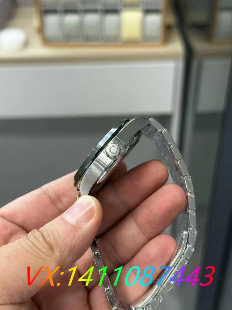 VS厂海马150m世界时墨绿面做工怎么样?