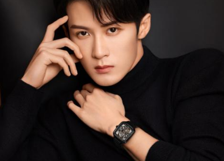 檀健次与 Rado 瑞士雷达表 True Square 真我系列 “黑方” 腕表：共鉴绅士品格