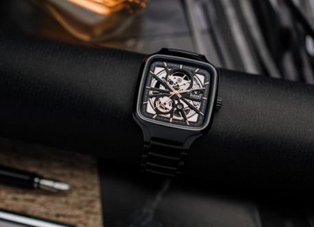 檀健次与 Rado 瑞士雷达表 True Square 真我系列 “黑方” 腕表：共鉴绅士品格