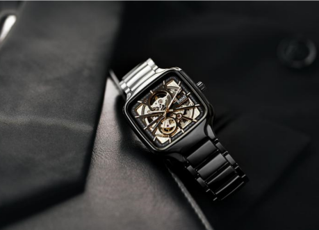 檀健次与 Rado 瑞士雷达表 True Square 真我系列 “黑方” 腕表：共鉴绅士品格